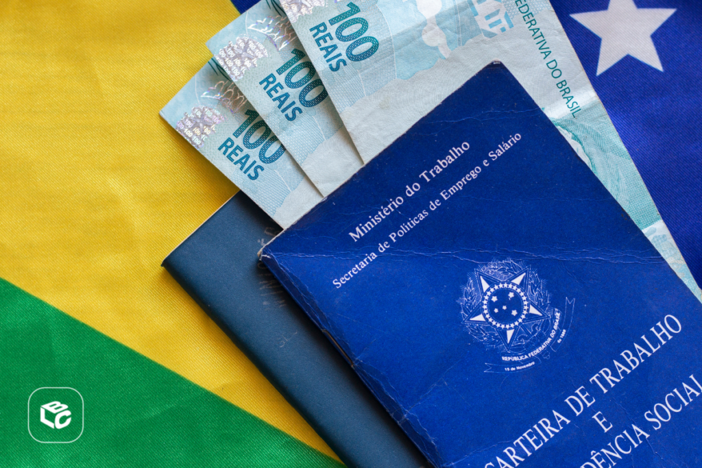 Carteira de Trabalho, notas de 100 reais e bandeira do Brasil