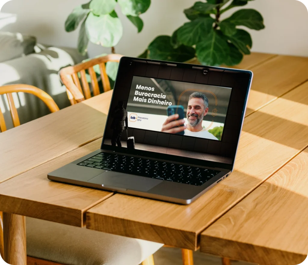 Laptop com tela exibindo vídeo sobre menos burocracia e mais dinheiro com LCbank